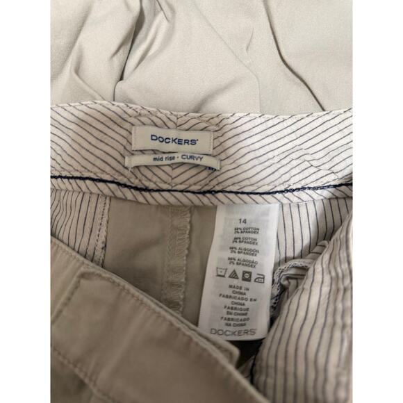 Dockers Mid Rise Curvy Khaki Tan Chino Shorts - Size 14 - Picture 2 of 6